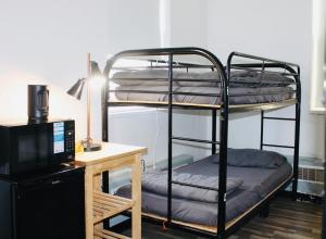 Postel nebo postele na pokoji v ubytování Queen Nest Hotel