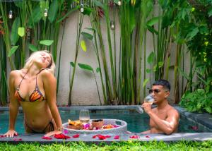 チャングーにあるA Walk to Canggu Beach - Mozon Garden Villaの男女