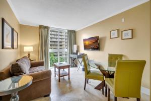 Ruang duduk di Grove Cove - Pool Parking Central Coconut Grove