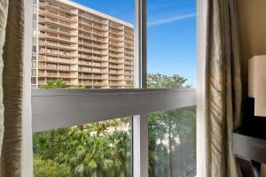 Balkoni atau teres di Grove Cove - Pool Parking Central Coconut Grove