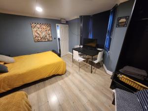 a bedroom with a yellow bed and a desk at Dodi Aparts London, near Stratford close to tube station in London
