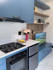 eine Küche mit einem Herd und einer Vase aus Blumen in der Unterkunft Cozy Cottage on 5th Avenue in Johannesburg