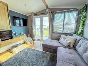 Posezení v ubytování Gorgeous Caravan With Decking & Wifi In Suffolk Ref 20141Bs