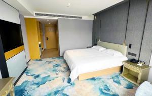 Postel nebo postele na pokoji v ubytování National Jade Hotel