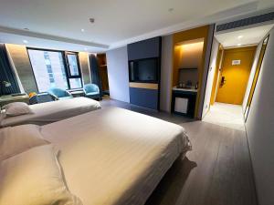 Postel nebo postele na pokoji v ubytování National Jade Hotel