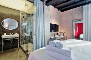 Schlafzimmer mit einem Bett, einer Dusche und einem Waschbecken in der Unterkunft Mama's Home Rome in Rom
