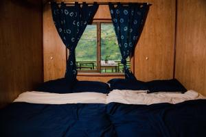 una camera da letto con due letti e una finestra di A Phu Moutain House Sapa a Sa Pa