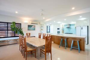 Whitsunday Escape - Beachfront with Private Pool的厨房或小厨房