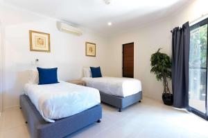 Whitsunday Escape - Beachfront with Private Pool客房内的一张或多张床位