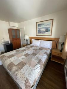 Sunset Motel tesisinde bir odada yatak veya yataklar