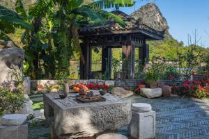 Aed väljaspool majutusasutust Guilin Reed Flute Retreat Free pick-up service over 2 nights