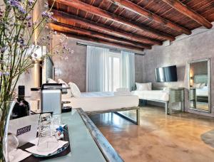 ein Wohnzimmer mit 2 Betten und einem Tisch in der Unterkunft Mama's Home Rome in Rom