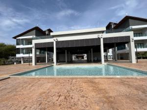 Bazén v ubytování Morib Prosper Resort by uBook nebo v jeho okolí