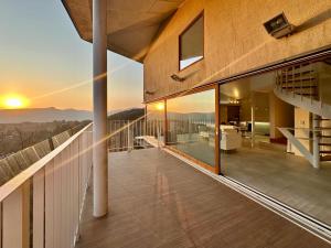 箱根町にあるSmart Villa Hakone Ashinoko-Smart Villa 箱根芦ノ湖の夕日を背景に望む家のバルコニー