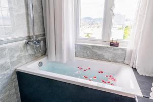 Koupelna v ubytování Lychees' Hotel + 31 fotografií