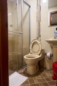 Baðherbergi á Hotel el imperio +24 myndir