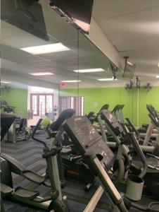 Afbeelding uit fotogalerij van New 3bedroom 2 Bath condo with water view, walking to the beach in Hallandale Beach