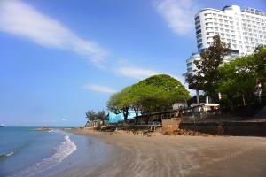 een strand met een hoog wit gebouw en een gebouw bij Luxury Condotel - Mermaid Seaside Hotel Vung Tau in Vung Tau