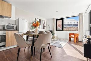 Una cocina y un comedor con mesa y sillas. en ArraeLuxe, 2 BEDROOMS 2 BATH Sleeps 5, PARKING, Central Location By Utilita Arena, ICC, Broad Street, Brindley Place and LEGOLAND, en Birmingham