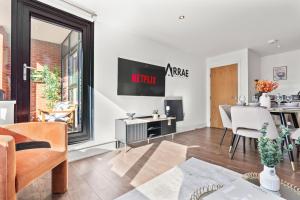 sala de estar con ventana grande y mesa en ArraeLuxe, 2 BEDROOMS 2 BATH Sleeps 5, PARKING, Central Location By Utilita Arena, ICC, Broad Street, Brindley Place and LEGOLAND, en Birmingham