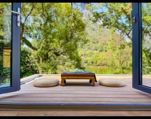 Rõdu või terrass majutusasutuses Guilin Reed Flute Retreat Free pick-up service over 2 nights