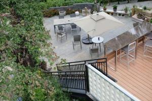 Rõdu või terrass majutusasutuses Guilin Reed Flute Retreat Free pick-up service over 2 nights
