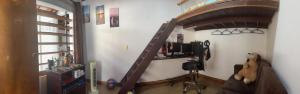 a living room with a ladder on the wall at Apto Puerta del Sol in Bucaramanga
