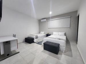 Postel nebo postele na pokoji v ubytování Hotel Suites La Maya + 6 fotografií