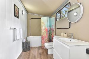 Koupelna v ubytování Pokolbin Glamping - Sleeps 2. Eco-Friendly Single Glamping Tents