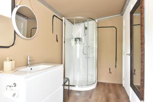 Vannituba majutusasutuses Pokolbin Glamping - Sleeps 2. Eco-Friendly Single Glamping Tents