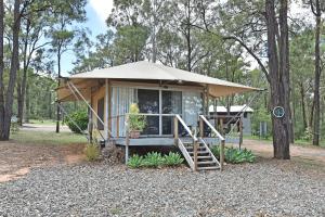 Aed väljaspool majutusasutust Pokolbin Glamping - Sleeps 2. Eco-Friendly Single Glamping Tents
