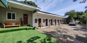 公主港Green Dale's Travellers Inn Puerto Princesa的一栋建筑前停着一辆车