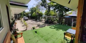 Green Dale's Travellers Inn Puerto Princesa外面的花园