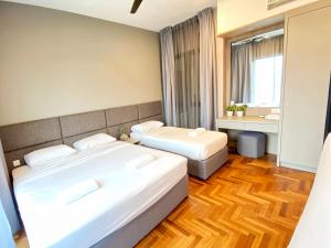 deux lits dans une chambre avec parquet dans l'établissement Vista Residence Genting Highlands, à Genting Highlands