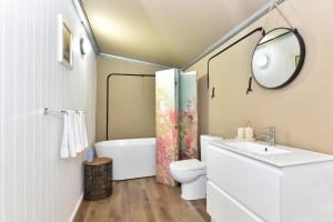 Vannituba majutusasutuses Pokolbin Glamping - Sleeps 2. Eco-Friendly Single Glamping Tents