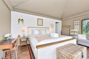 Voodi või voodid majutusasutuse Pokolbin Glamping - Sleeps 2. Eco-Friendly Single Glamping Tents toas
