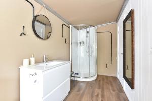 Vannituba majutusasutuses Pokolbin Glamping - Sleeps 2. Eco-Friendly Single Glamping Tents
