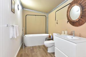 Vannituba majutusasutuses Pokolbin Glamping - Sleeps 2. Eco-Friendly Single Glamping Tents