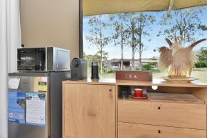 Köök või kööginurk majutusasutuses Pokolbin Glamping - Sleeps 2. Eco-Friendly Single Glamping Tents