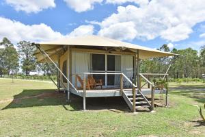 Aed väljaspool majutusasutust Pokolbin Glamping - Sleeps 2. Eco-Friendly Single Glamping Tents
