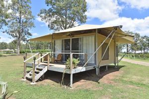 Aed väljaspool majutusasutust Pokolbin Glamping - Sleeps 2. Eco-Friendly Single Glamping Tents