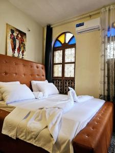 Postel nebo postele na pokoji v ubytování Hello Rafiki GuestHouse - Mkunazini