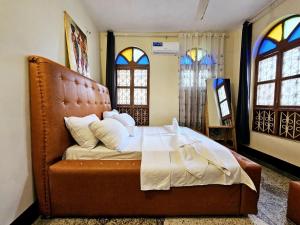 Postel nebo postele na pokoji v ubytování Hello Rafiki GuestHouse - Mkunazini