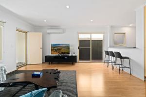 TV a/nebo společenská místnost v ubytování Family friendly CBD 3BR Apt Hurtle Square