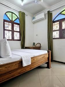 Postel nebo postele na pokoji v ubytování Hello Rafiki GuestHouse - Mkunazini