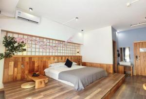 una camera da letto con un letto grande e un pavimento in legno di Guilin Changshe Hotel a Guilin