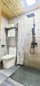 un bagno con wc e doccia di Guilin Changshe Hotel a Guilin