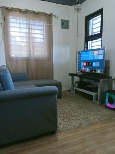 TV a/nebo společenská místnost v ubytování Cairnes Farm House