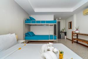 Postel nebo postele na pokoji v ubytování Lanta Beachfront Resort