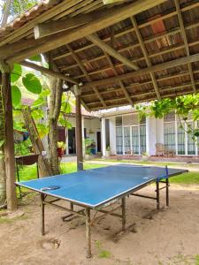 Stolní tenis v ubytování Lotus Surf House nebo okolí
